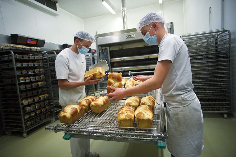 Boulangers qui préparent des brioches