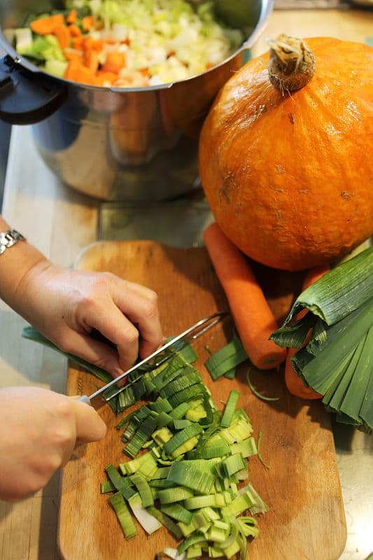 Préparation d'une soupe de légumes